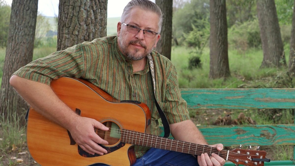 Louis de Bruin Releases Debut Single Moments